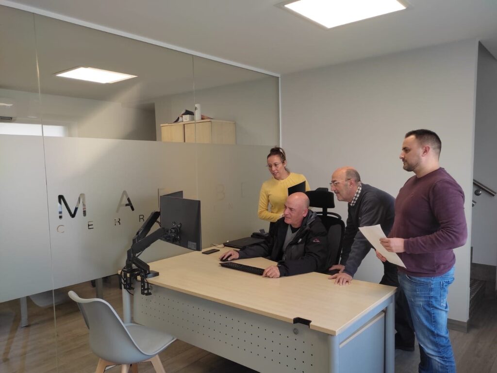 Compañeros de trabajo de Mar-Ber Cerramientos en oficinas de Jumilla (Murcia) (2)